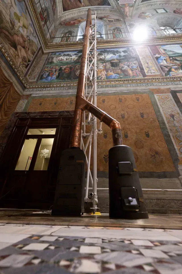 Instalación de hornos y chimenea en la Capilla Sixtina el 2 de mayo de 2025. Foto: Reuters