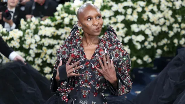 Cynthia Erivo posa en la alfombra roja de la MET GALA 2025. Foto: EFE