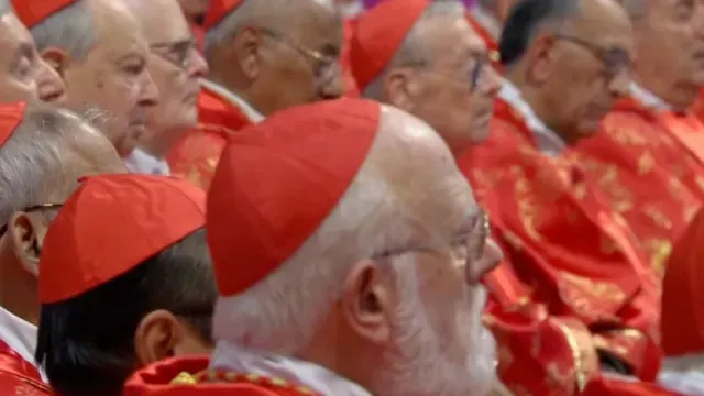 Al comenzar la misa precónclave en la Basílica de San Pedro. Foto: N+