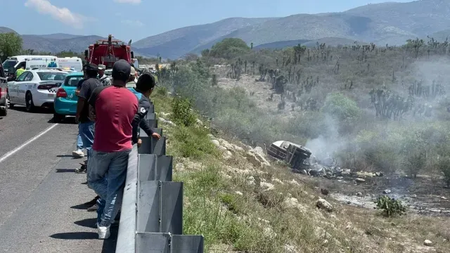 La pipa terminó calcinada tras accidente con una van y un autobús en Oaxaca. Foto: Redes sociales