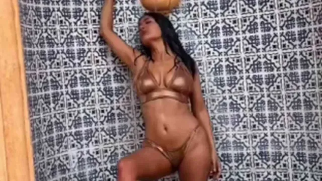 Salma Hayek posa para fotos en traje de baño, en México