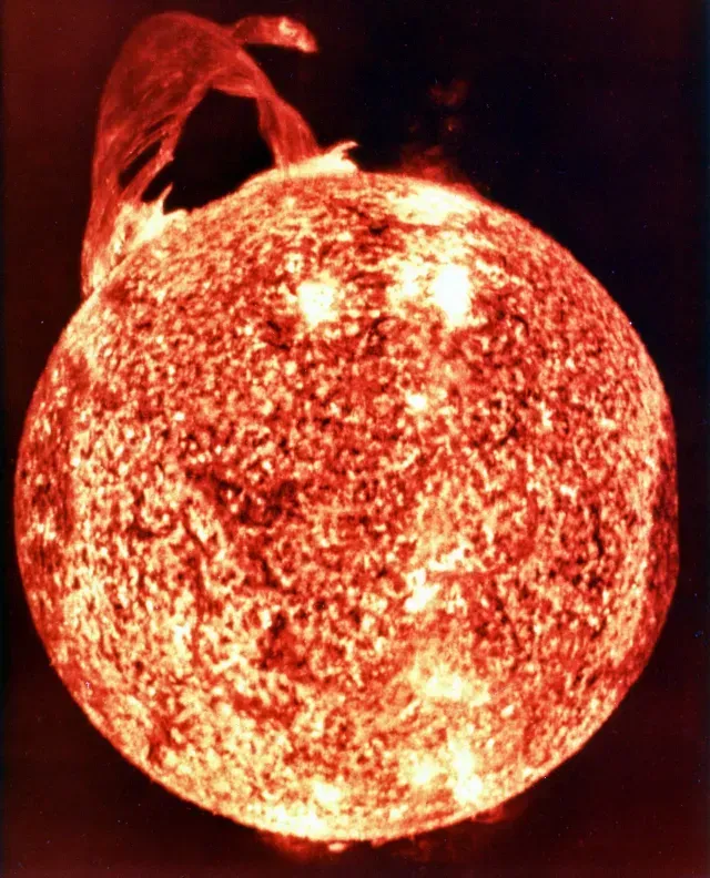 Llamarada solar de medio millón de kilómetros captada en 2008