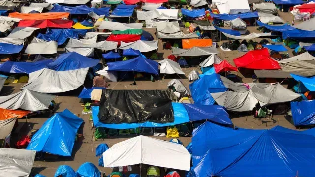El Zócalo CDMX está repleto de casas de campaña. Foto: Cuartoscuro