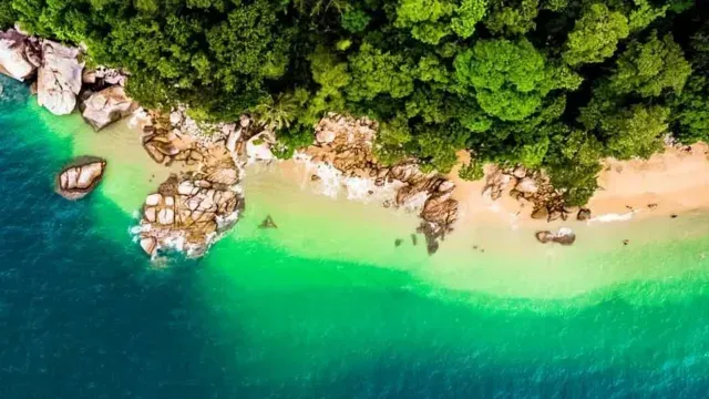 Se puede llegar a la playa por vía marítima o realizando senderismo. Foto: Sectur