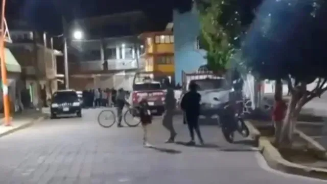 Mujeres detenidas por la población tras presunto robo de duraznos. Foto: Facebook Angel Díaz