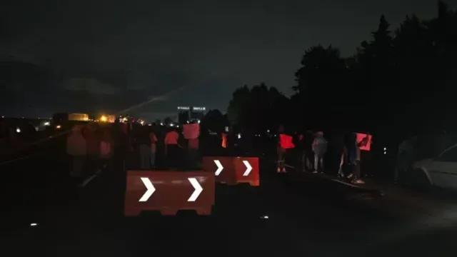Pobladores de San Miguel Xoxtla se manifestaron en ambos sentidos de la México-Puebla.Foto: X @urbano_noticias