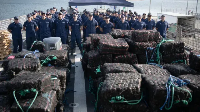 La Guardia Costera de Estados Unidos llevó la droga incautada hasta Florida. Foto: @USCG
