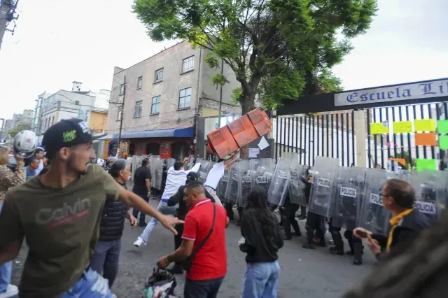 Protesta en la calle Peralvillo en la Escuela Libre de Homeopatía