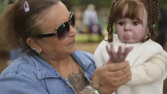 Nice Maria Santos sostiene su muñeca durante una reunión grupal. Foto: AP