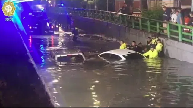 Autos varados bajo el agua en CDMX tras intensas lluvias.