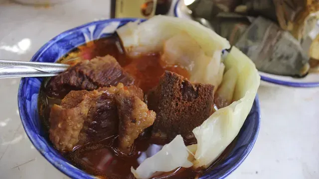 Guiso de carne acompañado con corundas michoacanas. Foto: Cuartoscuro | Archivo