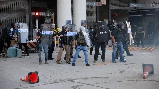 Agentes federales se enfrentan a manifestantes, en Los Ángeles. Foto: Reuters