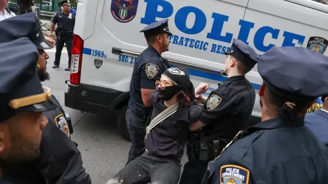 Un manifestante es arrestado frente a una oficina del Servicio de Inmigración y Control de Aduanas (ICE) en Nueva York. Foto: EFE