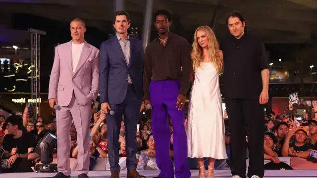 El elenco de la nueva película, F1, encabezados por el actor estadounidense, Brad Pitt, con el director Joseph Kosinski, la actriz Kerry Condon y el actor Damson Idris. Foto: Cuartoscuro