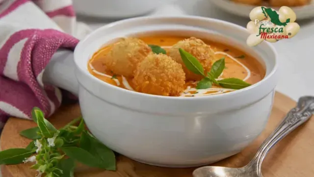 Sopa de jitomate rostizado con croquetas de papa. Foto: conpapa.org