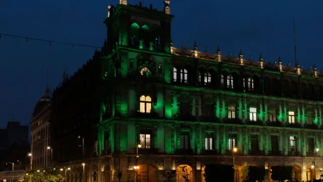 Edificio Centro Histórico iluminado de verde. Foto: N+