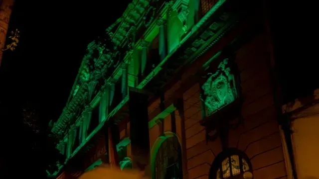 Edificio se ilumina de verde. Foto: N+