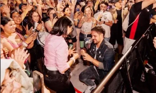 Pareja se comprometió en concierto de Coldplay. Fuente: Instagram @annaleemedia