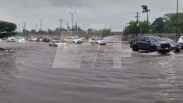 Autos-Quedan-Varados-por-Inundaciones-Carretera-Tampico-Mante.