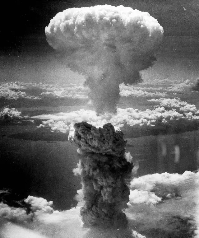 Hongo nuclear tras explosión de Nagazaki, en Japón, en 1945