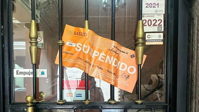 DPRIS colocó sellos en el acceso de la clínica ubicada en la 15 sur de Puebla. Foto: Redes sociales