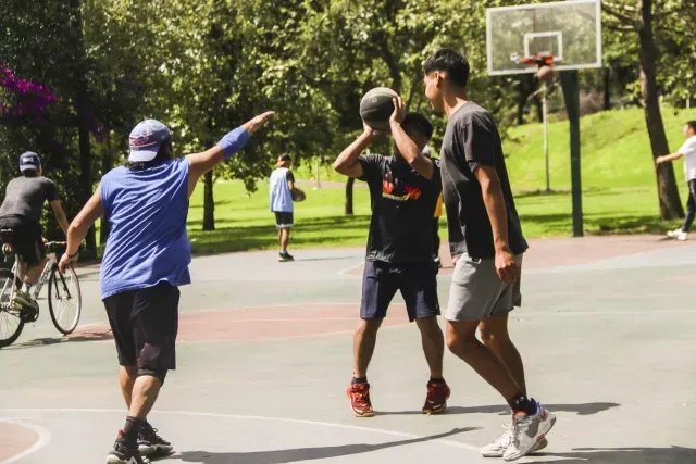 Visitantes del Parque Bicentenario juegan basquetbol