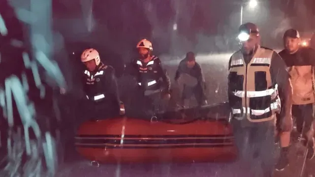 Rescatan a Familia Atrapada en Azotea de Vivienda en Ejido de Tamaulipas