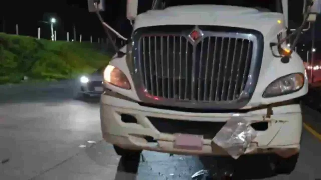 El operador de l unidad fue detenido por las autoridades, el motocilista murió. Foto: Carlos Da Silva | N+