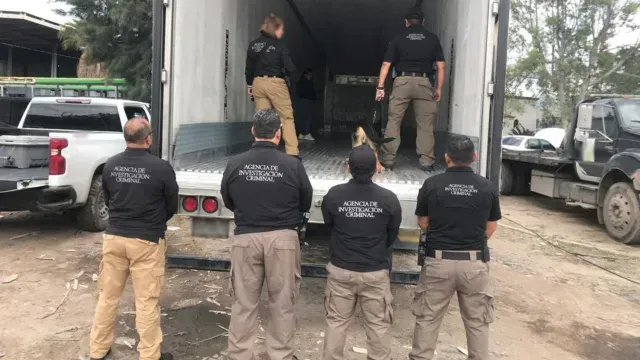Elementos de seguridad durante revisión de camión donde había metanfetamina