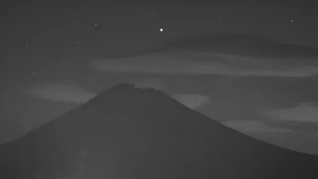 Nube sobre el Popocatépetl la madrugada de este viernes. Foto: webcamsdemexico