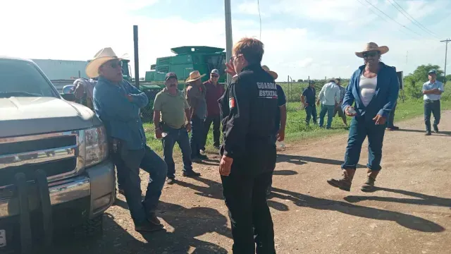 Manifestantes-Acceden-Paso-Vehiculos-Ligeros-Carretera-Victoria-Matamoros-Protesta