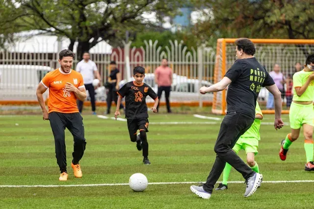 Los partidos se juegan en horarios matutinos y vespertinos, adaptándose a las sedes y regiones escolares.