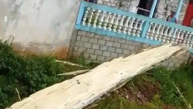 El palo de madera terminó partido a la mitad por la caída del rayo en Yohualichan, Cuetzalan. Foto: X @ciudadano_pue