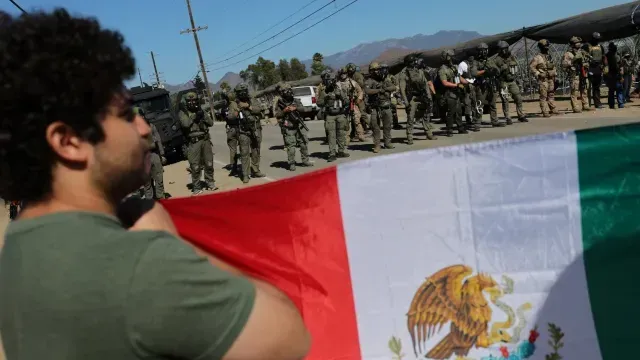 Gente protestando en contra de redadas en campo agrícola. Foto: Reuters