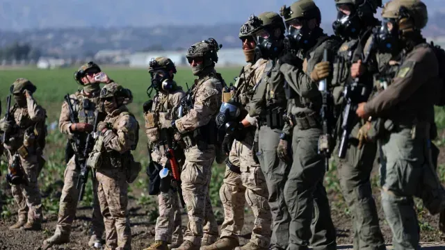 Agentes del ICE en campo agrícola en California. Foto: Reuters