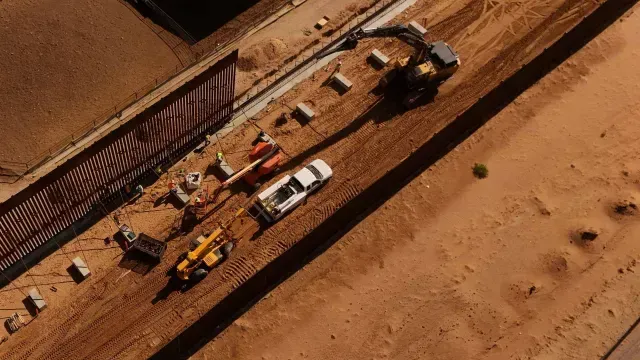 Vista aérea de la maquinaria y los trabajadores en nuevo muro fronterizo. Foto: Reuters