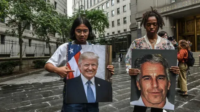 Carteles con los rostros de Donald Trump y Epstein en una protesta