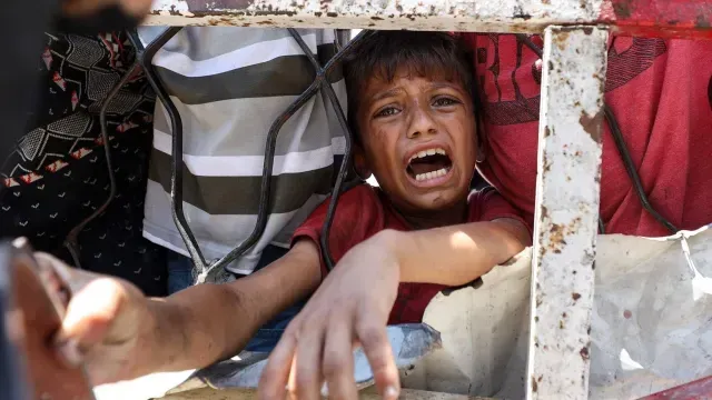 Niños desnutrido en Gaza suplica por algo de comida. Foto: Reuters