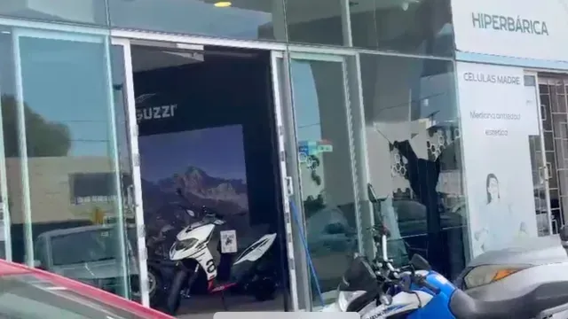 Cristalazo en tienda de motocicletas en Puebla. Foto: Cristobal Lobato | N+