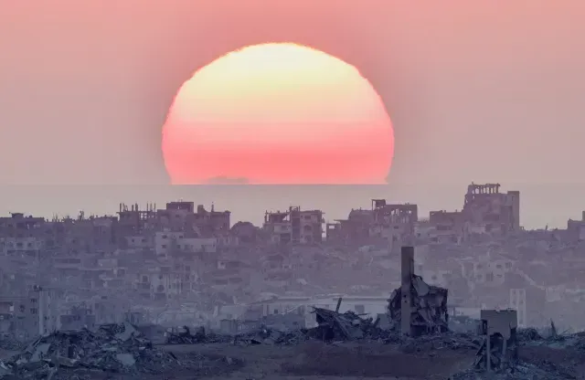 Aasí se ve el tardecer en Gaza