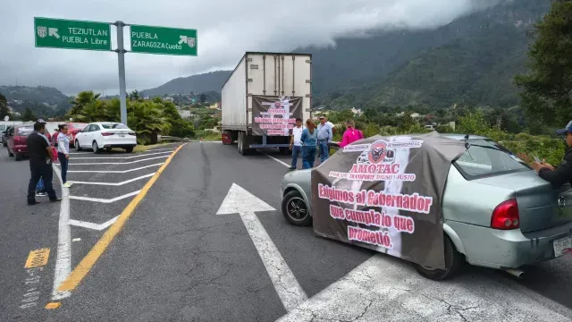 Transportistas exigen mayor seguridad en carreteras de Puebla. Foto: Reporte WhatsApp