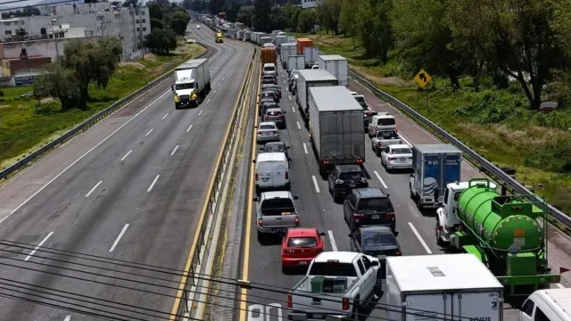 Colapsa tráfico en la Autopista México-Puebla por accidente. Foto: Reporte WhatsApp