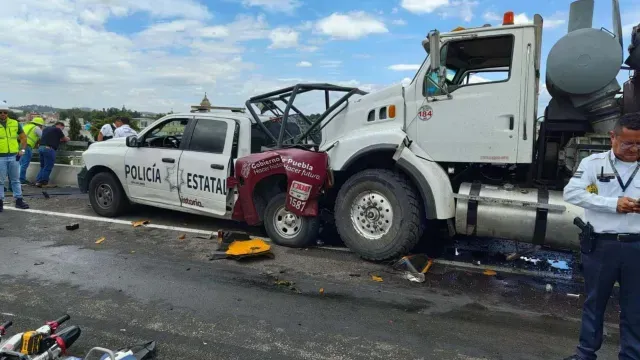 Los oficiales fueron prensados contra su patrulla por el choque por alcance. Foto: X @virales_mex