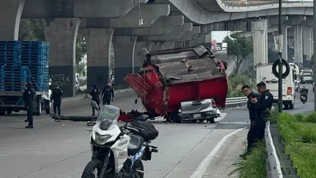 Así terminó una camioneta particular cuando le cayó encima parte de la unidad. Foto: Facebook Iván Melchor