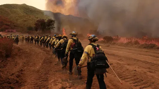 Un millar de bomberos trabajan arduamente para contener el enorme incendio forestal en California. Foto: Reuters