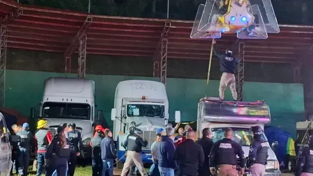 Protección Civil y Bomberos realizaron maniobras para rescatar con vida a los asistentes. Foto: X @ciudadano_pue
