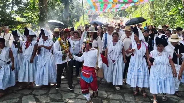 Celebración de la danza de voladores en Cuetzalan del Progreso. Foto: X @Esther_Mtz03