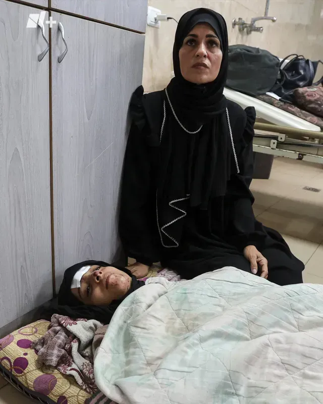 Saada acompaña a su hermana Saja en el hospital. Foto: Reuters