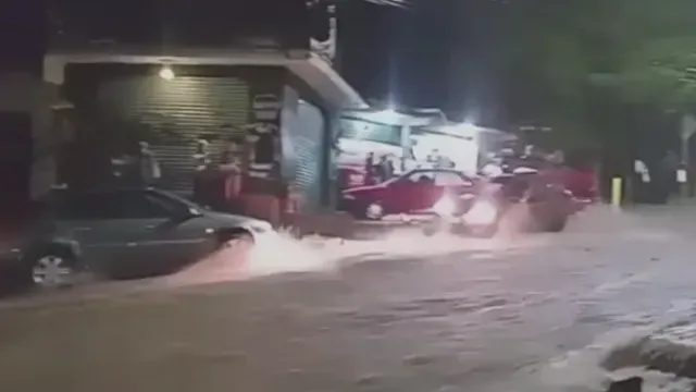 Fuertes corrientes de agua en las calles de alcaldía Tlalpan