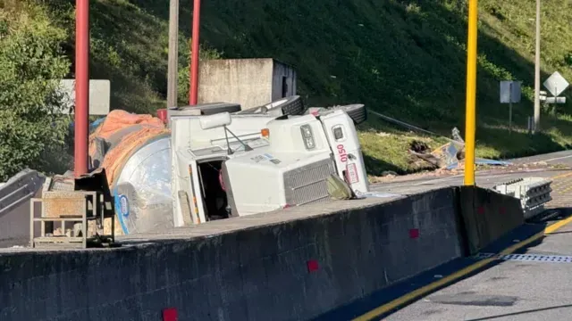 Vuelca pipa en la Autopista México-Tuxpan y provoca cierre total. Foto: X @ciudadano_pue